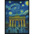 Kunstdruck Brandenburger Tor Berlin im Van Gogh Stil – Sternennacht Design – Modernes Wahrzeichen Poster – Blau Gelbe Wanddeko
